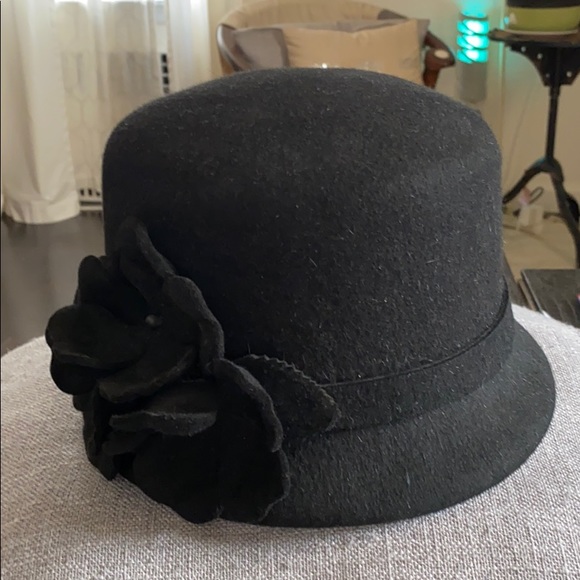 Black bowler hat with flowers. - Picture 2 of 5